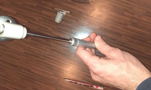Fixation avec pince à ressort