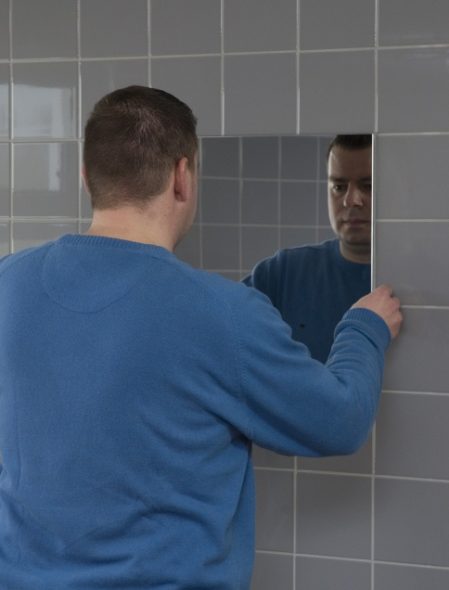 Nous mettons un miroir sur le mur