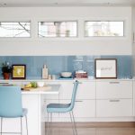Cuisine simple blanche et bleue sans armoires supérieures