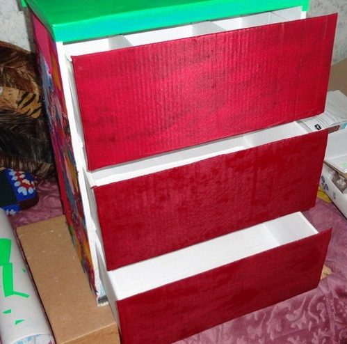 Commode multicolore en carton