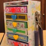 Commode en carton faite main avec décoration florale