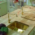 Cocina casera en madera verde.