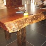Tablero de mesa hecho de madera sin filtrar.