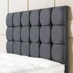 Tête de lit grise avec coussins
