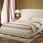 Lit moelleux chic avec capitone dans la chambre