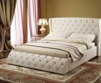 Lit moelleux chic avec capitone dans la chambre