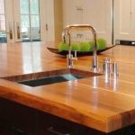 Sobremesa chic de madera natural.