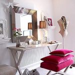 Coiffeuse pliante et chaise dans une petite pièce