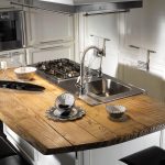 Cocina moderna con una isla de madera natural.