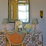 Table en verre avec rideaux en tissu