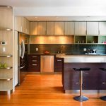 Design elegante e contemporâneo da cozinha alta de canto