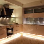Uma solução elegante para a cozinha - armários para o teto