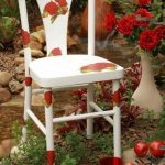 Elegante sedia bianca con rose della vecchia nonna