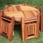 Table pliante et chaises pour donner