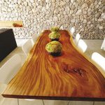 Mesa con tablero de madera de forma irregular.