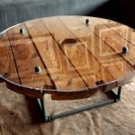 La table avec ses propres mains de la bobine