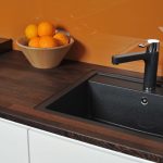 Encimera a la cocina de madera oscura.