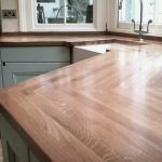 Encimera de cocina en madera maciza para la cocina de forma irregular.