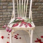 Sedia dopo la riparazione e la ristrutturazione con tecnica di decoupage Tulipani