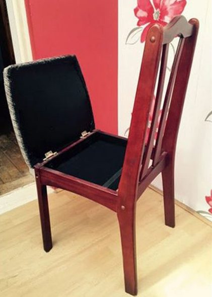 Cache dans le fauteuil