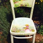 Tecnica di decoupage per il restauro della vecchia sedia Casa nel villaggio