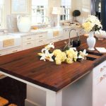 Sobremesa de madera oscura para cocina luminosa