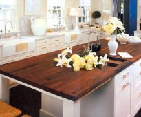 Plan de travail en bois foncé pour cuisine lumineuse