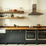 Cuisine de style loft sombre sans armoires supérieures