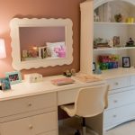 Coiffeuse avec tables d'appoint et étagères dans un seul design