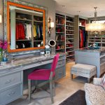 Coiffeuse dans le vestiaire