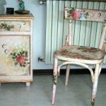 Curbstone e sedia nel decoupage della tecnica dei fiori