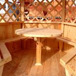 Table ronde confortable dans le belvédère
