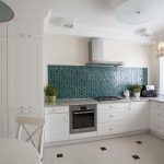 Coin cuisine blanche avec armoires basses et placards