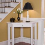 Console d'angle dans le couloir