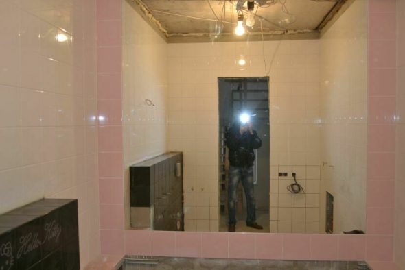Installer un miroir dans la salle de bain