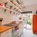 Cuisine étroite avec un design inhabituel sans armoires murales