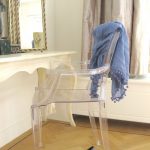 Coiffeuse étroite et chaise transparente