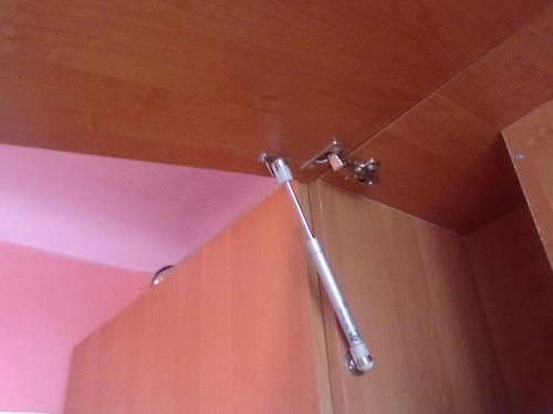 Ascenseur à gaz à l'intérieur de l'armoire