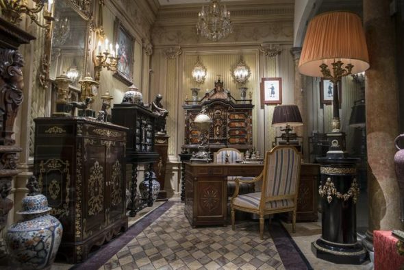 Mobilier ancien avec tiroirs secrets
