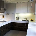 Cozinha equipada com armários altos layout em forma de U