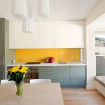Armários espaçosos e espaçosos em uma cozinha moderna