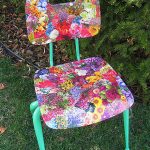 Decoupage di fiori luminosi per una sedia country