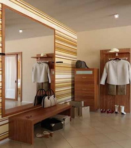 Grand miroir dans le couloir