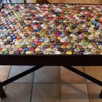 Décorer la surface de la table de la cuisine avec des capsules