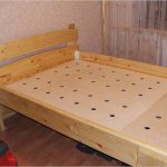Lit en bois avec base en contreplaqué