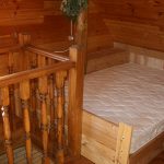 Lit en bois faites-le vous-même sur le grenier