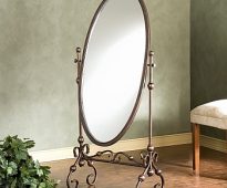 Miroir ovale sur pied