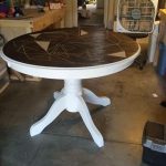 Belle table ronde mise à jour avec un nouveau plateau