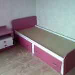 Lit en bois aggloméré pour fille avec ses propres mains