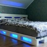 Lit de palettes illuminées